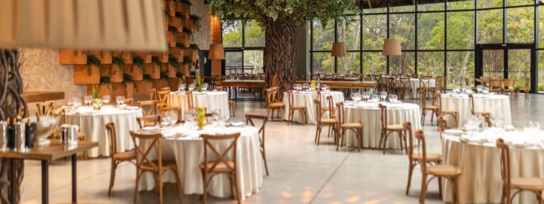 Wnętrze lokalnej restauracji z nakrytymi stolikami i ciepłym oświetleniem