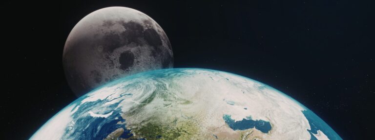 Widok Ziemi i Księżyca z kosmosu — ilustracja do artykułu o programach lojalnościowych dla małych firm